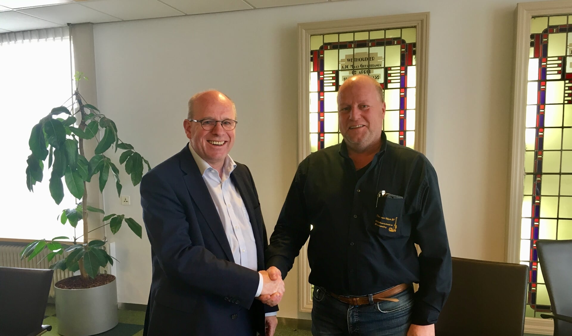 Fred Dellemijn (l), Wethouder gemeente Heiloo en Theo van Velzen, eigenaar Theo van Velzen storage tijdens ondertekening koopovereenkomst.

