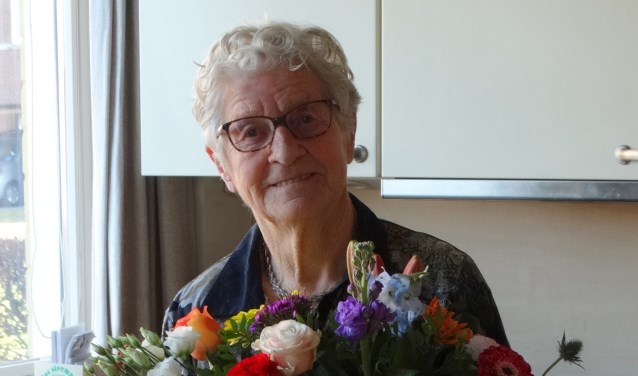 Mevrouw Ligthart met haar welverdiende bloemen.