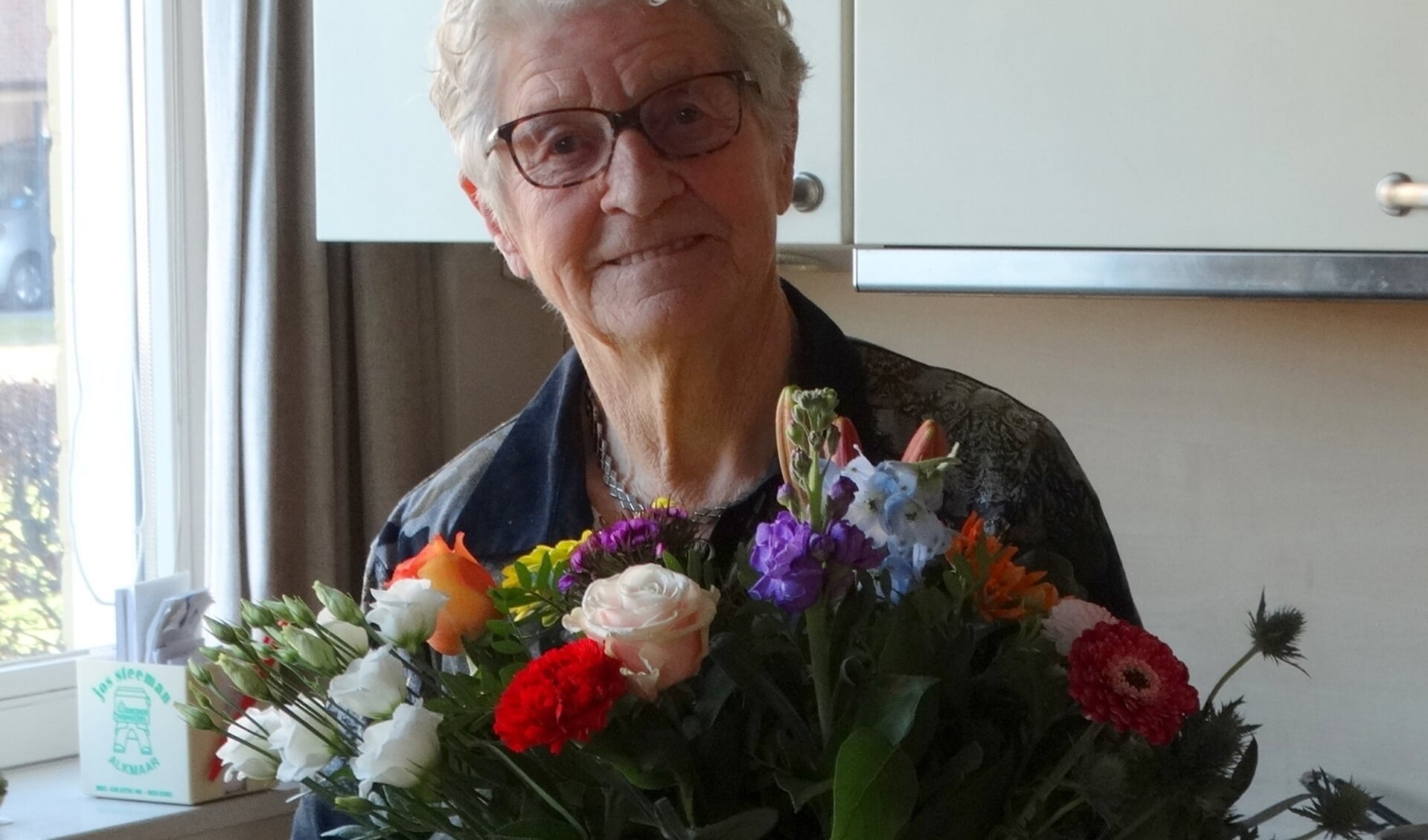 Mevrouw Ligthart met haar welverdiende bloemen.