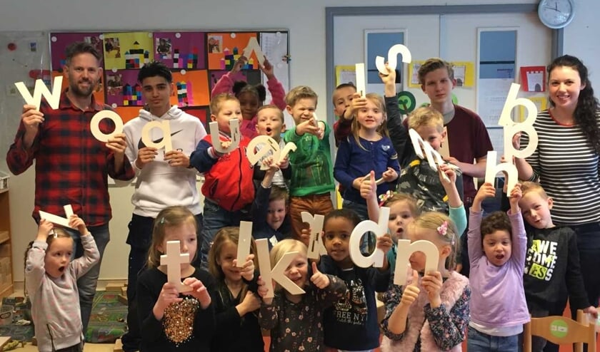 De overhandiging van de houten letters