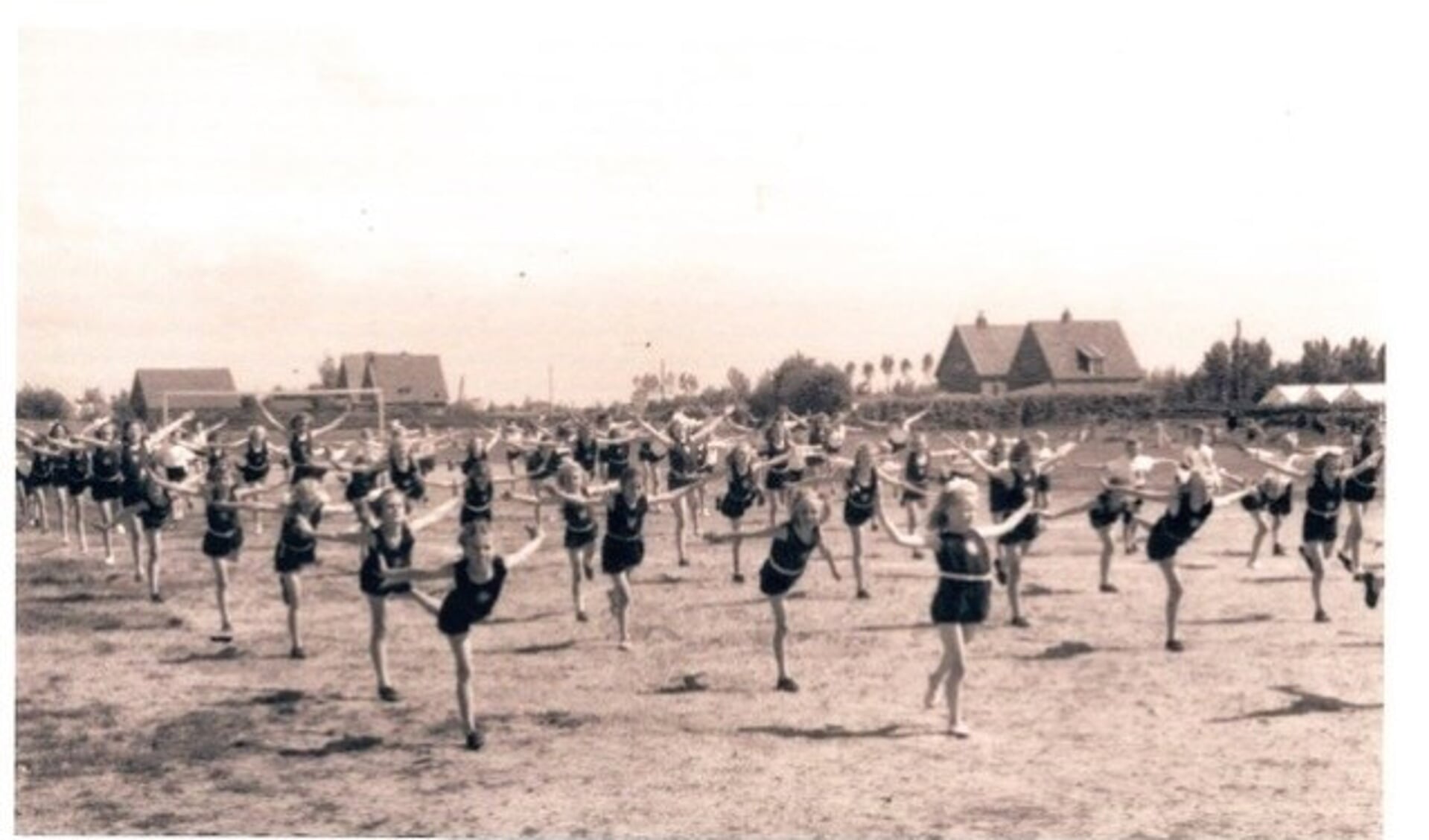 Gymnastiekvereniging Doves op het voormalig Melcoterrein. (Foto: Archief Historische Vereniging Heiloo) 