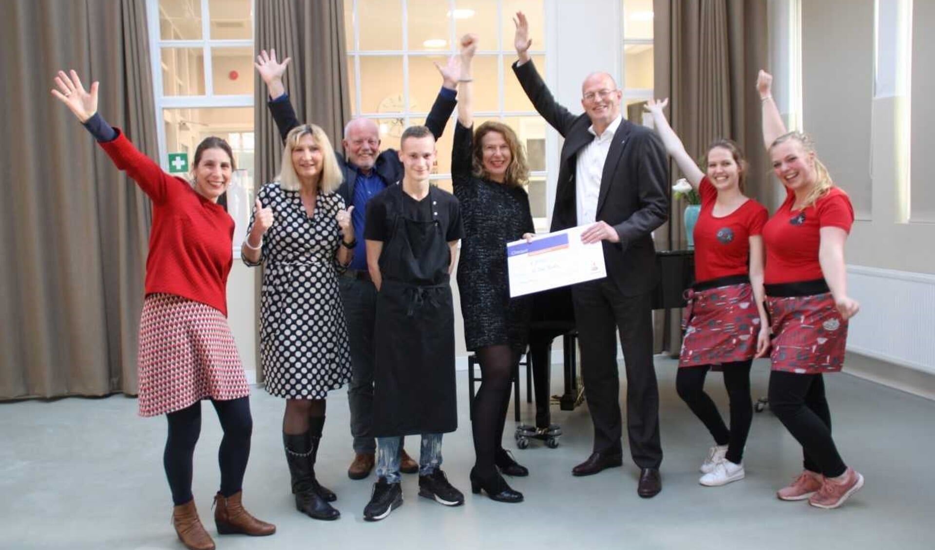 Bestuur en medewerkers van De Oude Keuken zijn blij met de cheque die Jan Klaver overhandigde namens Rabobank Alkmaar e.o.