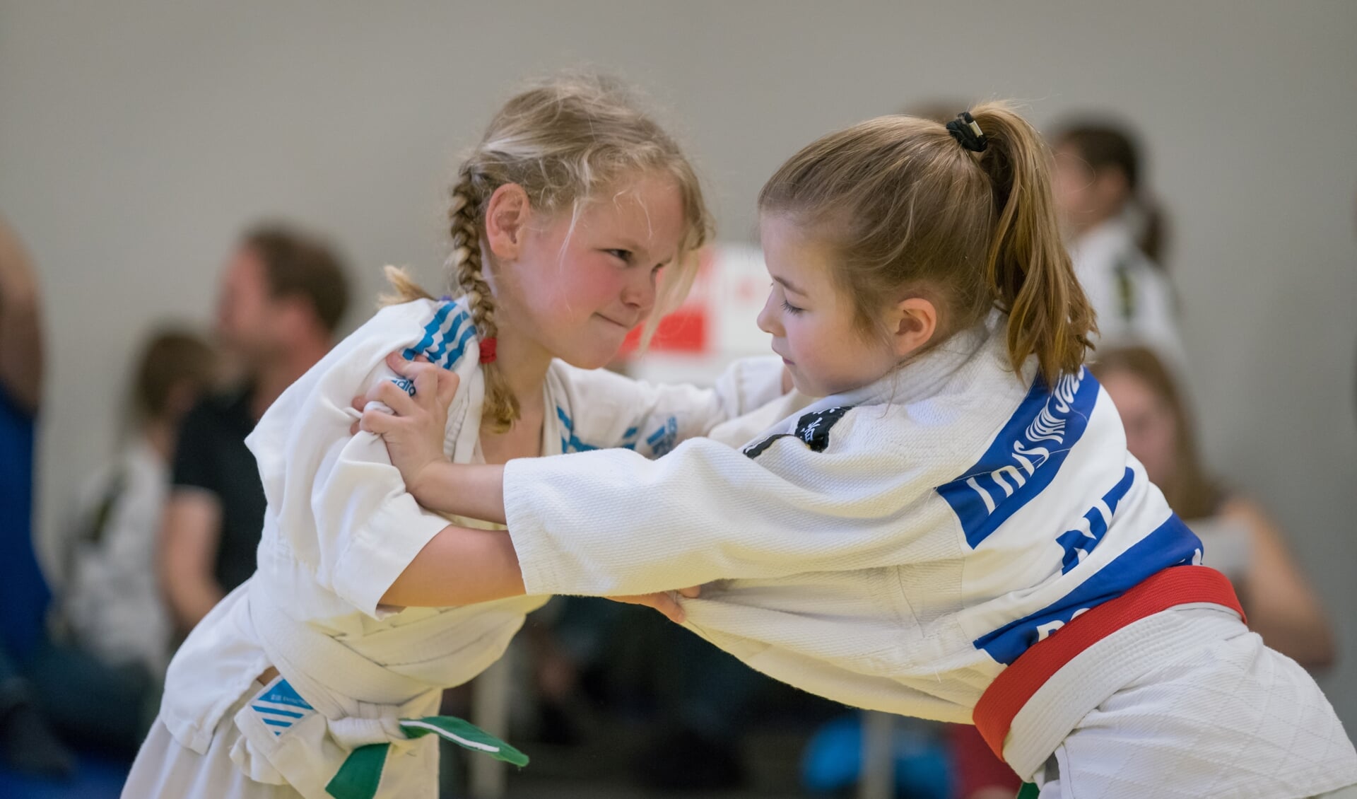 Twee jeugdige judoka's in actie tijdens de clubkampioenschappen: Mila le Loux en Lois van Soest.