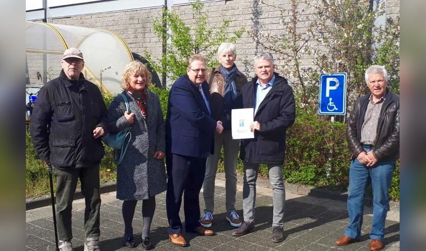 Leden van de PGBC woonden de overhandiging bij van het adviesrapport door voorzitter Edwin Steeman aan wethouder Paul Slettenhaar. Ook raadslid Ada Greuter was aanwezig.