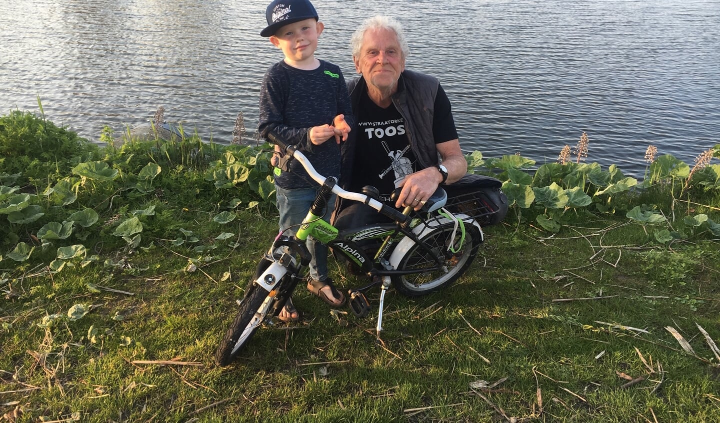 Rien Kroos, lid van Volkstuinvereniging De Kuil, overhandigt Mick zijn fiets.
