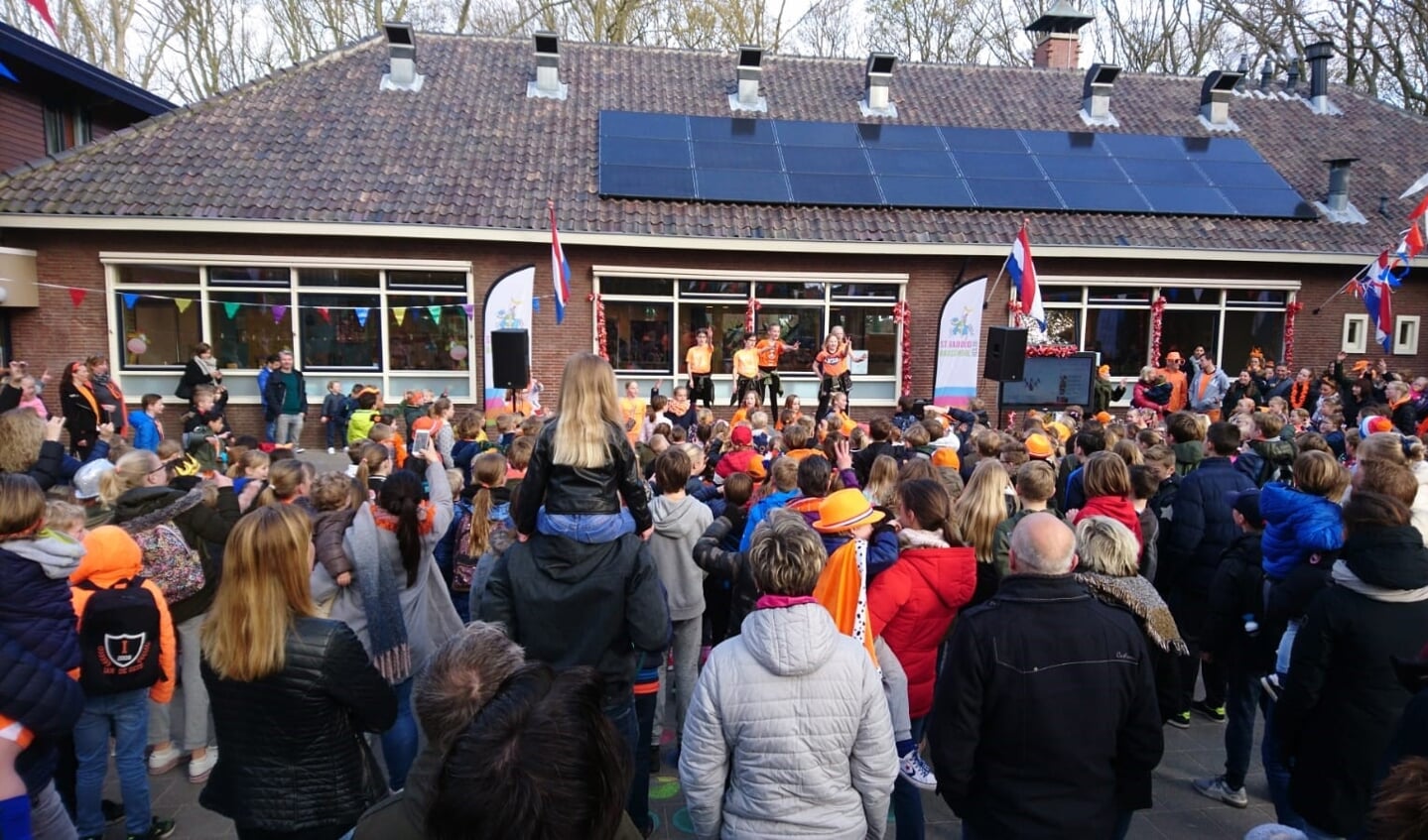 Radboudschool: op een vol schoolplein deed de hele school enthousiast mee aan de warming up met natuurlijk ook de Pasapas. 