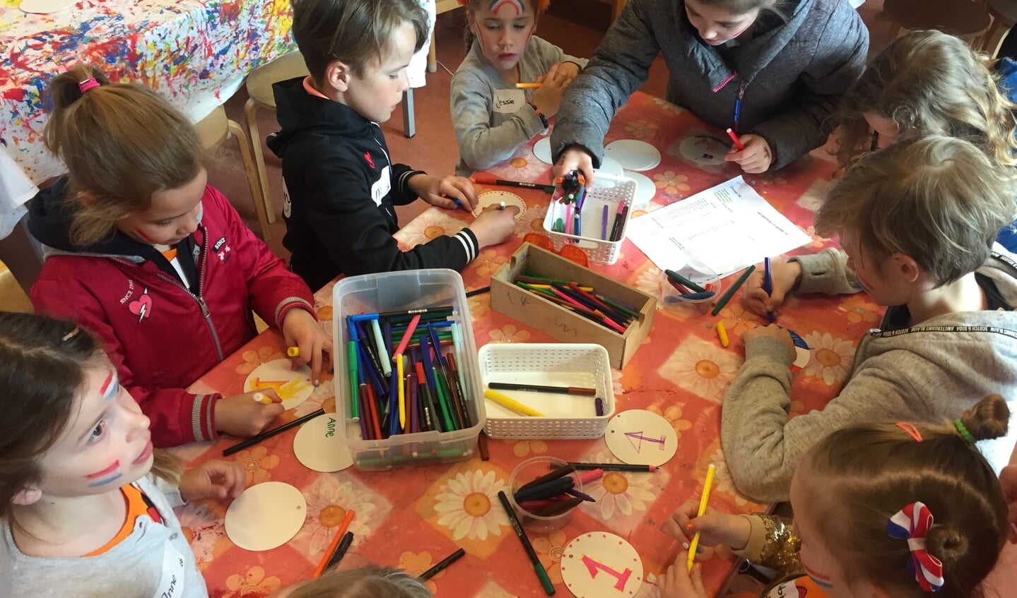 Radboudschool: de kinderen maken allemaal een medaille. 
