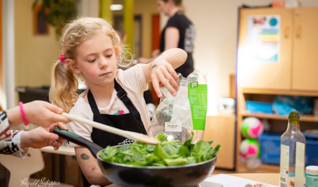 De leerlingen van groep 3 en 4 van de Willibrordschool gingen vol overgave aan het koken onder leiding van De Kookschool.