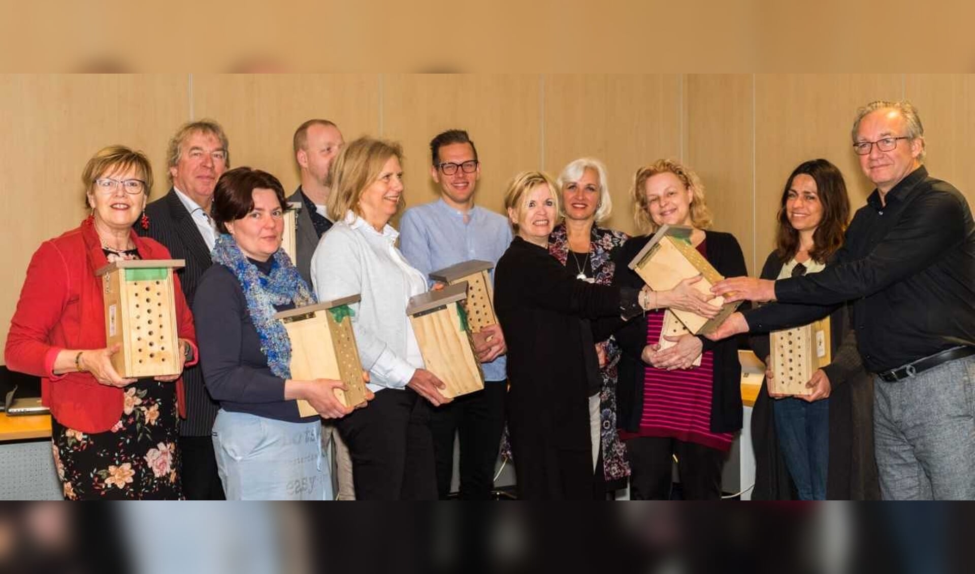 De Castricumse basisschooldirecteuren ontvangen uit handen van onderwijswethouder Ron de Haan de bijenhotels