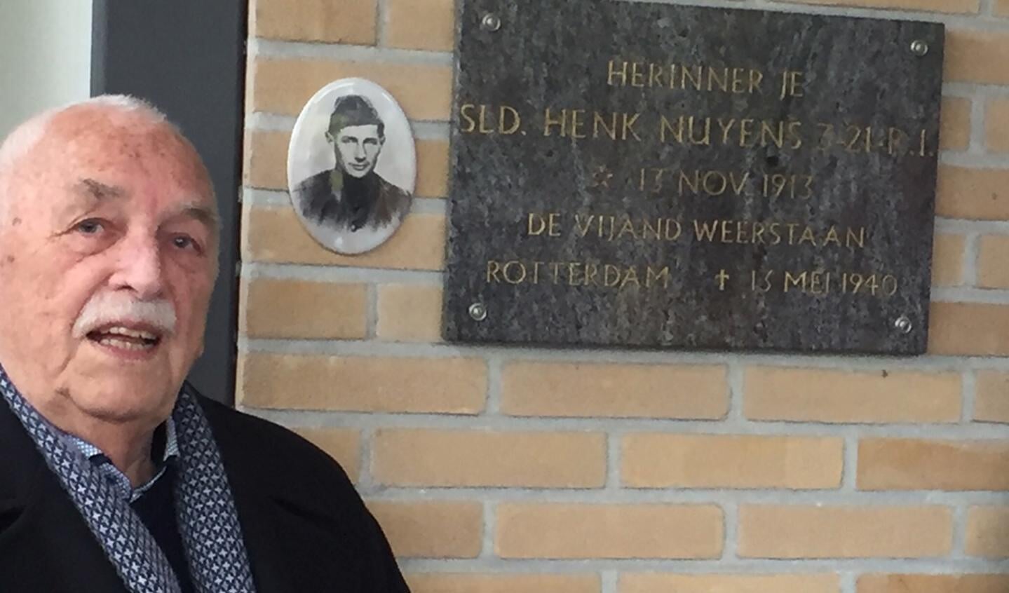 Joop van IJzendoorn onthulde op 4 mei de foto van soldaat Henk Nuijens.