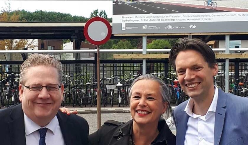 Vertegenwoordigers van ProRail (Kees Rutten, op de foto rechts) ) en NS (Irma Winkenius, midden) samen met wethouder Paul Slettenhaar (links).