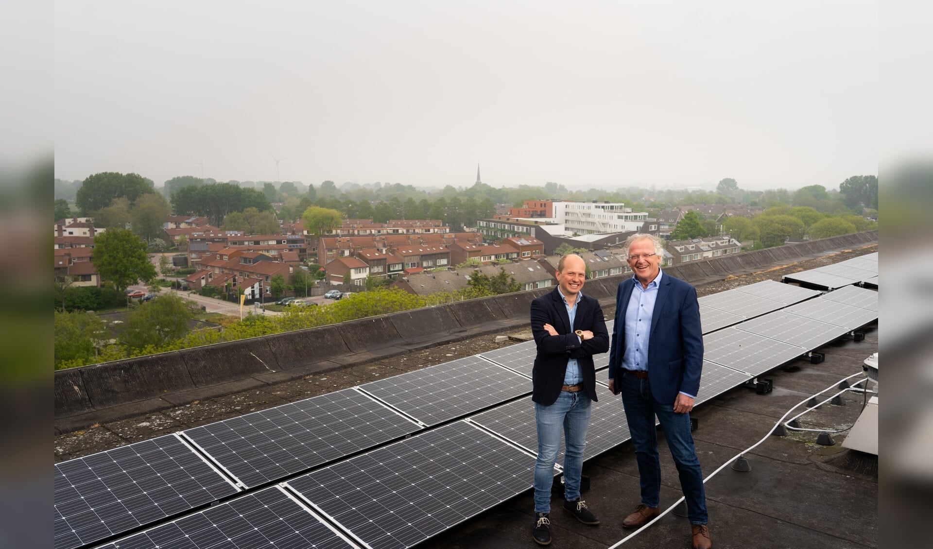 Appartementencomplex Geulstraat in Alkmaar is voorzien van zonnepanelen. Bauke Bakker (links) en Dick Tromp intensiveren samenwerking.  
