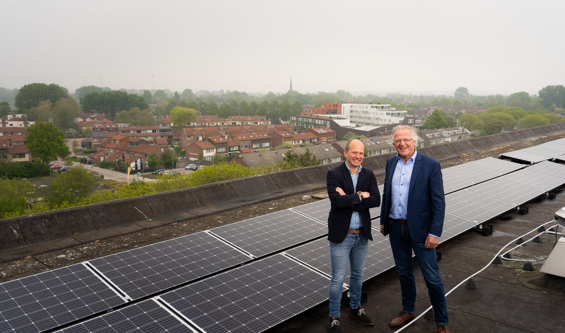 Appartementencomplex Geulstraat in Alkmaar is voorzien van zonnepanelen. Bauke Bakker (links) en Dick Tromp intensiveren samenwerking.