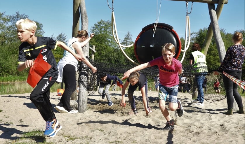 De sponsorloop van de bovenbouw in het Indianendorp aan de Zeeweg.