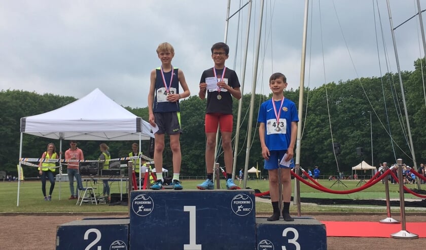 Links op het podium de jonge meerkamper Manuel Cronie.