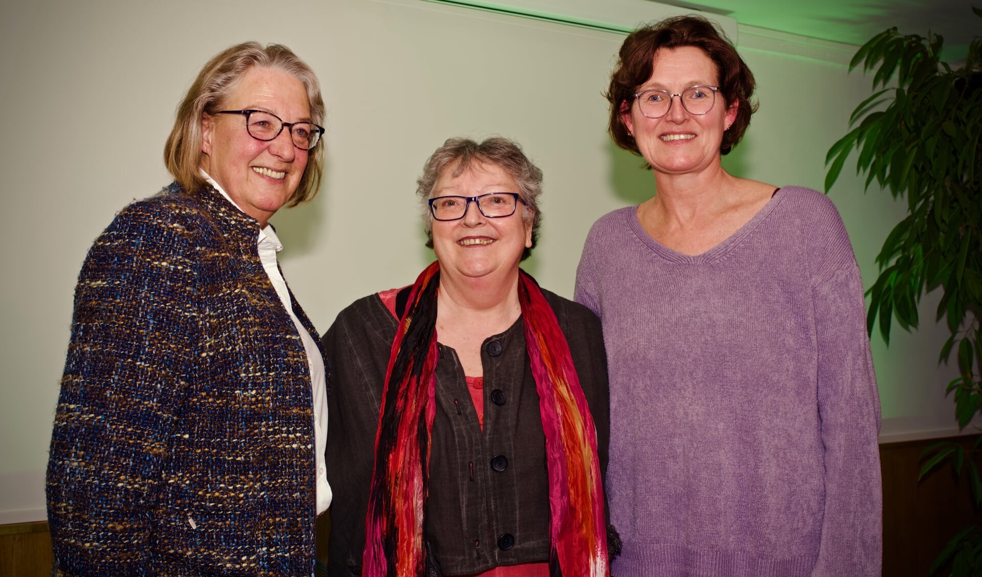Schrijfster en regisseuse Martine Faber temidden van Marianne Rutgers (l) en Anneke Bakker-Keijsper (r).
