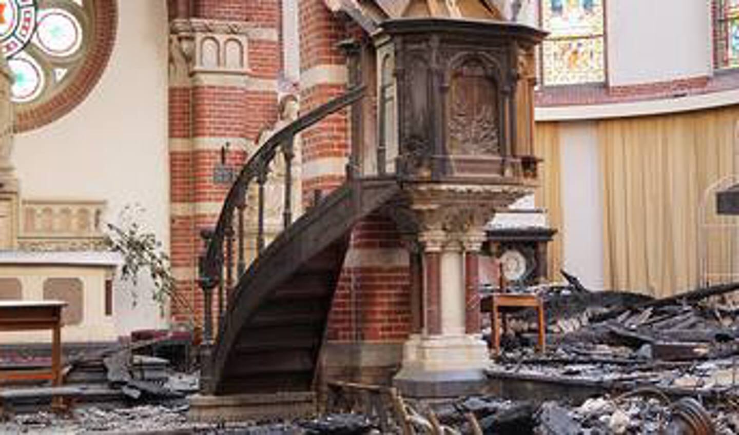 De ravage in de kerk was enorm na de brand.