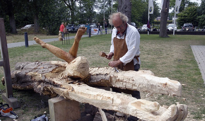 Jos Apeldoorn maakt het liefst sculpturen van pas gerooide bomen.