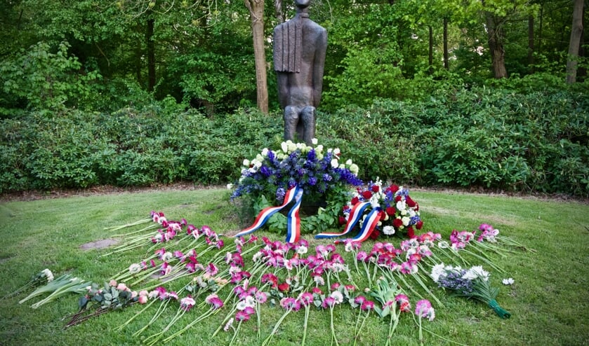 Bloemen bij de Man van Vught.