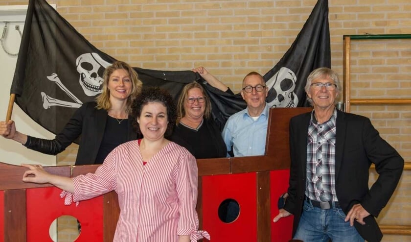 Acteurs (en begeleiders) van Samen Spelen in de weer voor het Piratenspel