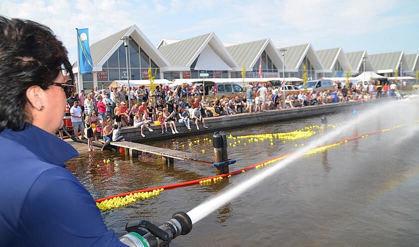 Burgemeester Wendy Verkleij in actie tijdens de badeendjesrace
