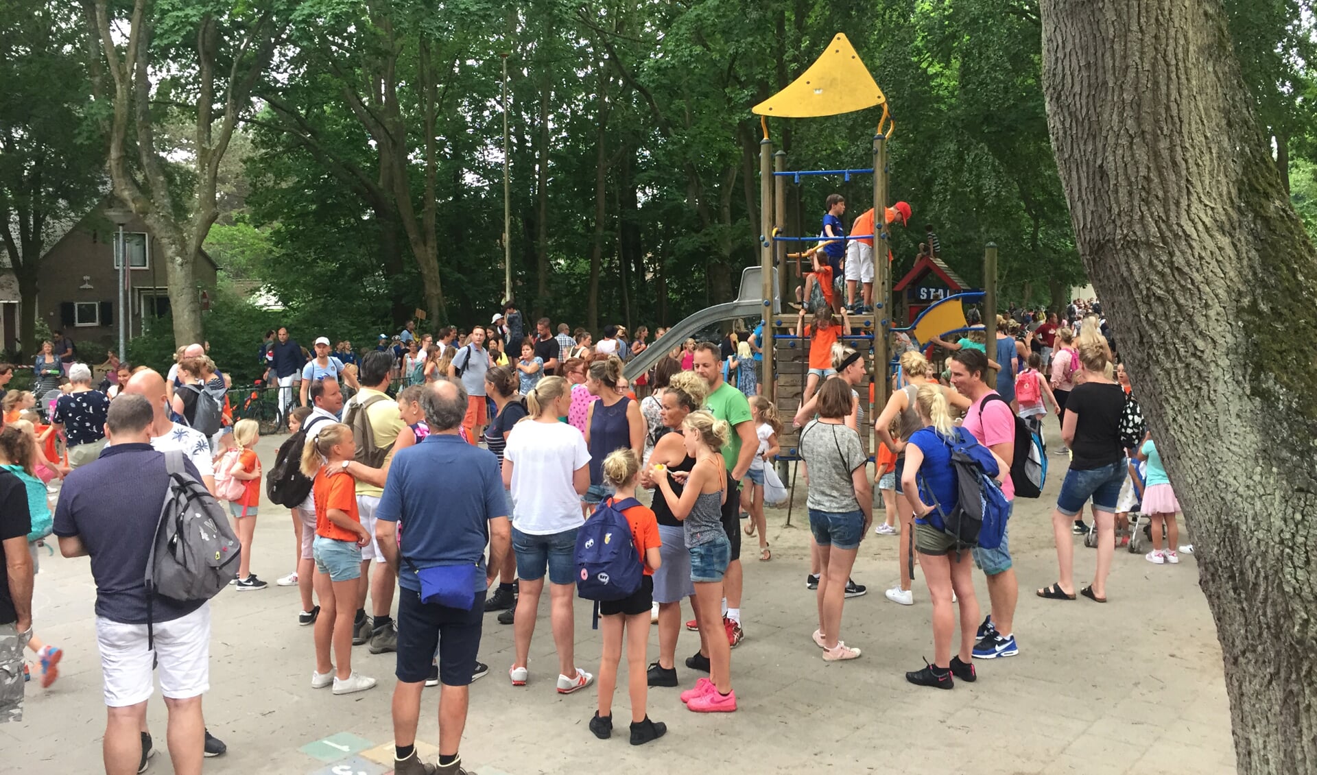 Gezellige drukte bij de start in 2018 op het schoolplein van de Radboudschool.