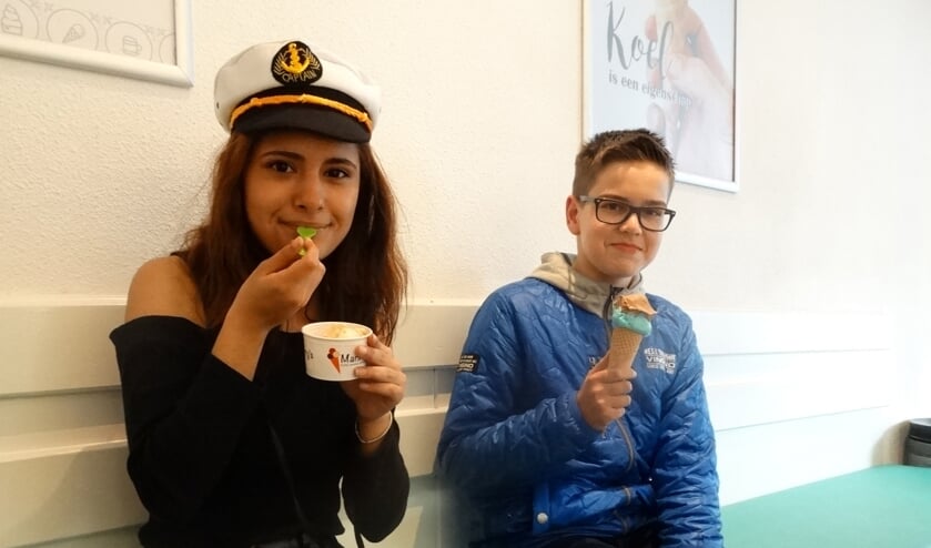 Anna smult van het stroopwafelijs