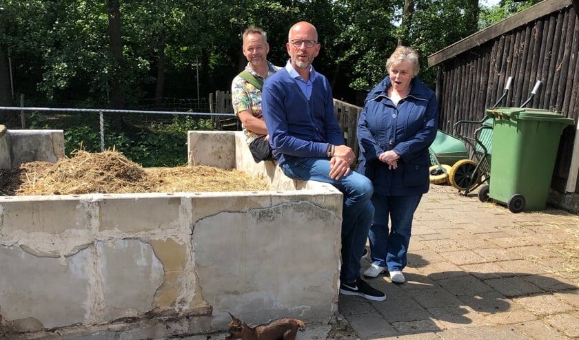 V.l.n.r.: Tom, Bart en Thea, met op de voorgrond een geitje van 8 dagen jong.