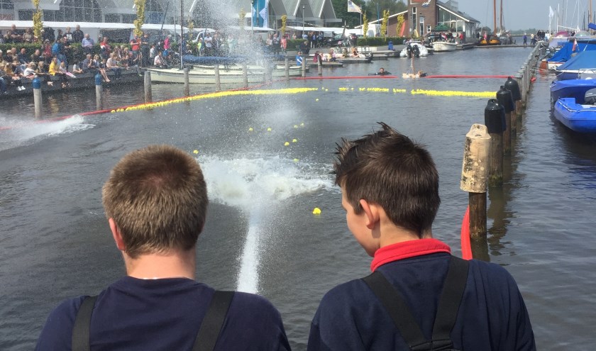 De jeugdbrandweer in actie tijdens de badeendjesrace