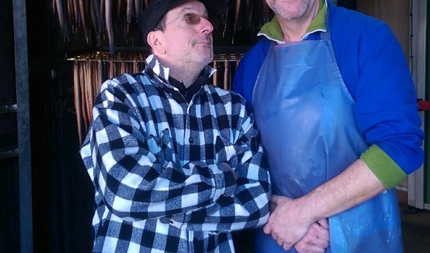 Alain Caron (TV kok) links op bezoek bij de rookmeester van Dilvis, John Scheepmaker (rechts).  