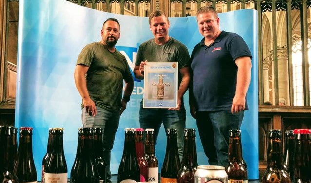 Bier door Mannen op het podium met de prijs.