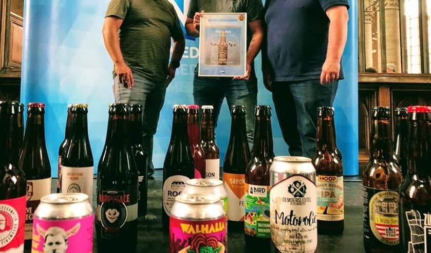 Bier door Mannen op het podium met de prijs.