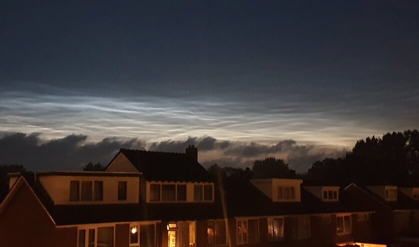 Linda legde de lichtende nachtwolken boven Castricum op de gevoelige plaat vast.