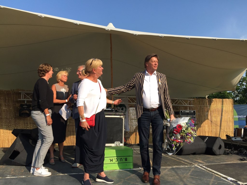 V.l.n.r.: Corlien Moleman (gemeente Heiloo), Agnes Wesselius (secretaris Ondernemend Heiloo), burgemeester Hans Romeyn en Marian en Henk Morsch