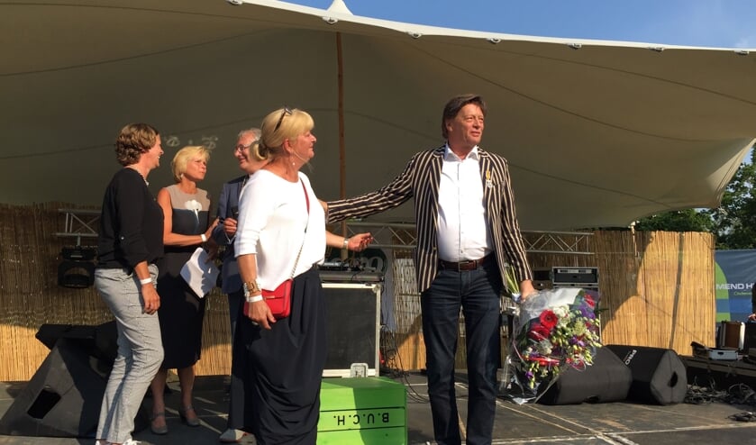 V.l.n.r.: Corlien Moleman (gemeente Heiloo), Agnes Wesselius (secretaris Ondernemend Heiloo), burgemeester Hans Romeyn en Marian en Henk Morsch