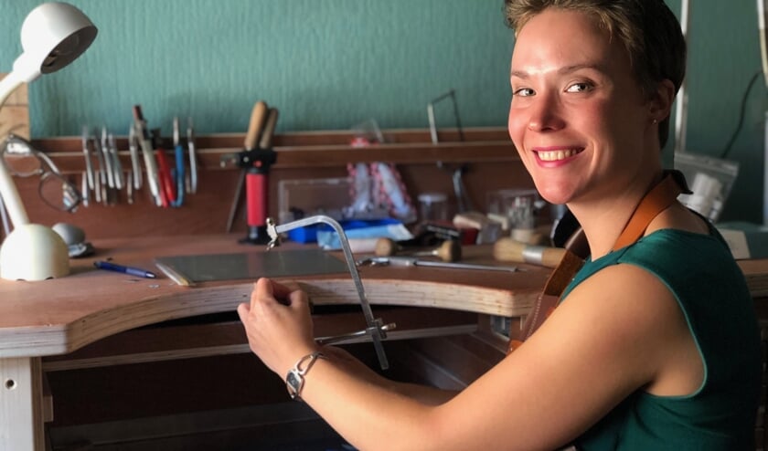 Master Goldsmith Wendy Verkooijen in haar atelier.