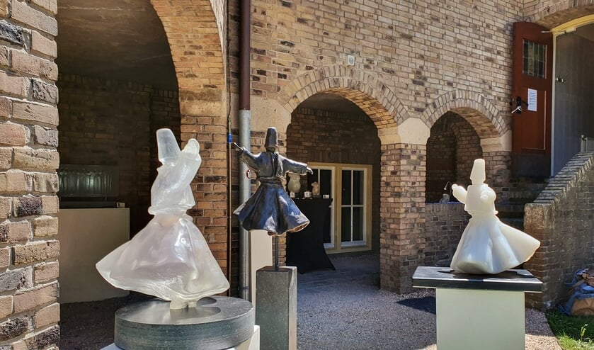 Deze kunst was tijdens de kunstparade in 2019 te bewonderen in de binnentuin van het Willibrordus Business Centrum.