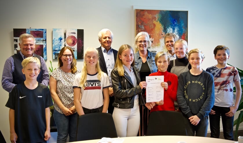 De ondertekenaars van het convenant tussen zes leerlingen van het PCC.
