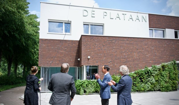 Marjan Minnesma, wethouder Rob Opdam, Ernst Briët en Dick Tromp na de onthulling van de naam.