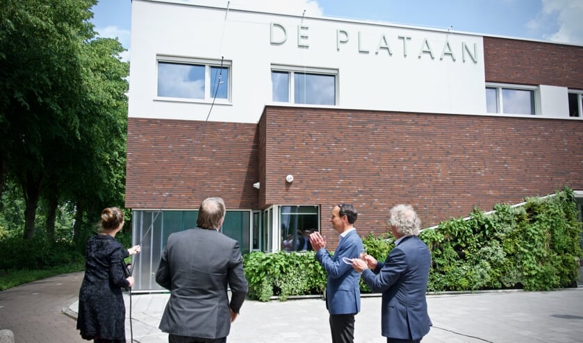 Marjan Minnesma, wethouder Rob Opdam, Ernst Briët en Dick Tromp na de onthulling van de naam.