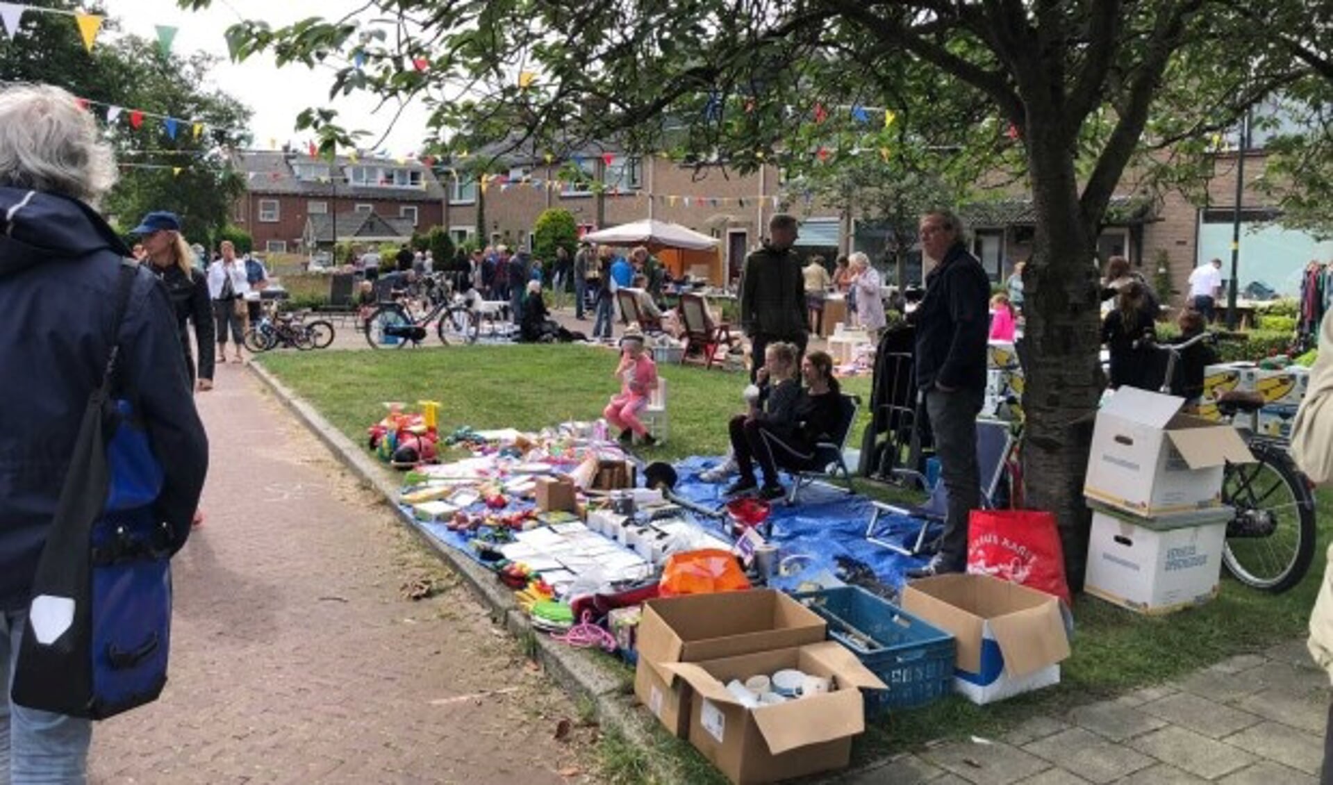 Lekker struinen naar leuke koopjes op de rommelmarkt.