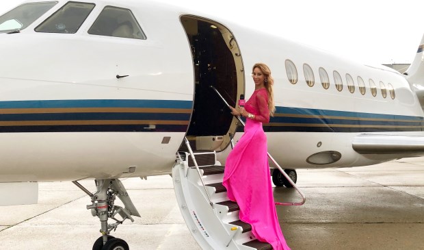 Carolien ter Linden vloog naar Cannes met een privé vliegtuig van Exxaero en vervolgens door naar de rode loper voor de première van het 72e beroemde filmfestival.