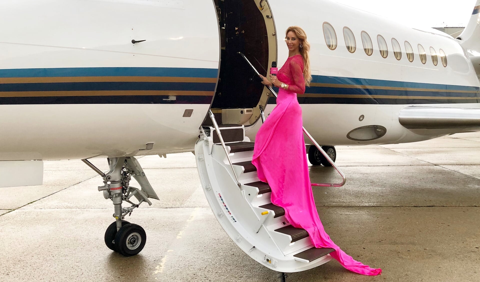 Carolien ter Linden vloog naar Cannes met een privé vliegtuig van Exxaero en vervolgens door naar de rode loper voor de première van het 72e beroemde filmfestival. 