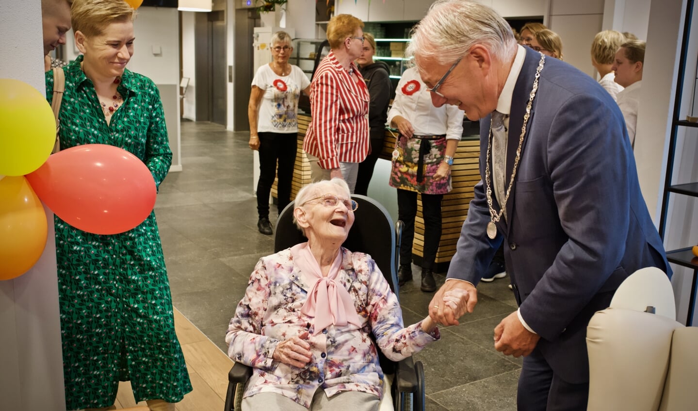 Burgemeester Hans Romeyn brengt zijn felicitaties over aan de 100-jarige.