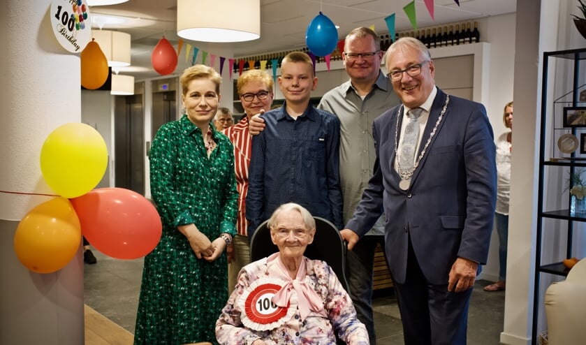 Mevrouw Wieczorek omringt door haar familie en burgemeester Hans Romeyn.