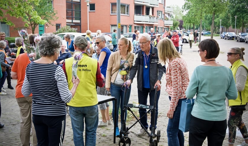 Bij de laatste stempelpost werden pioenrozen en medailles uitgereikt.