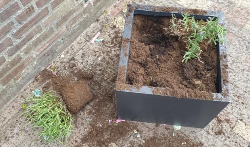 Één van de vernielde plantenbakken.