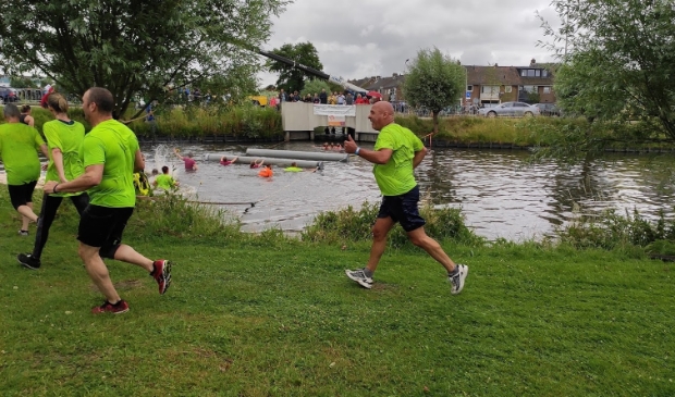 <p>Wijkagent Frans Pals in actie tijdens de kermisloop 2019. </p>