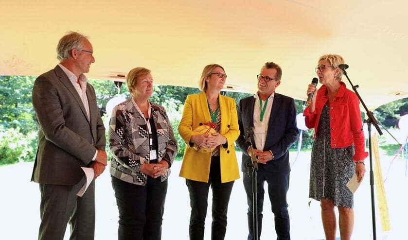 Wethouder Ron de Haan (links op de foto) deed namens alle wethouders van de gemeenten het woord en schonk een voetbal en 2 voetbaldoeltjes, zodat jongeren hun sportieve talenten kunnen beoefenen en samen doelen kunnen stellen