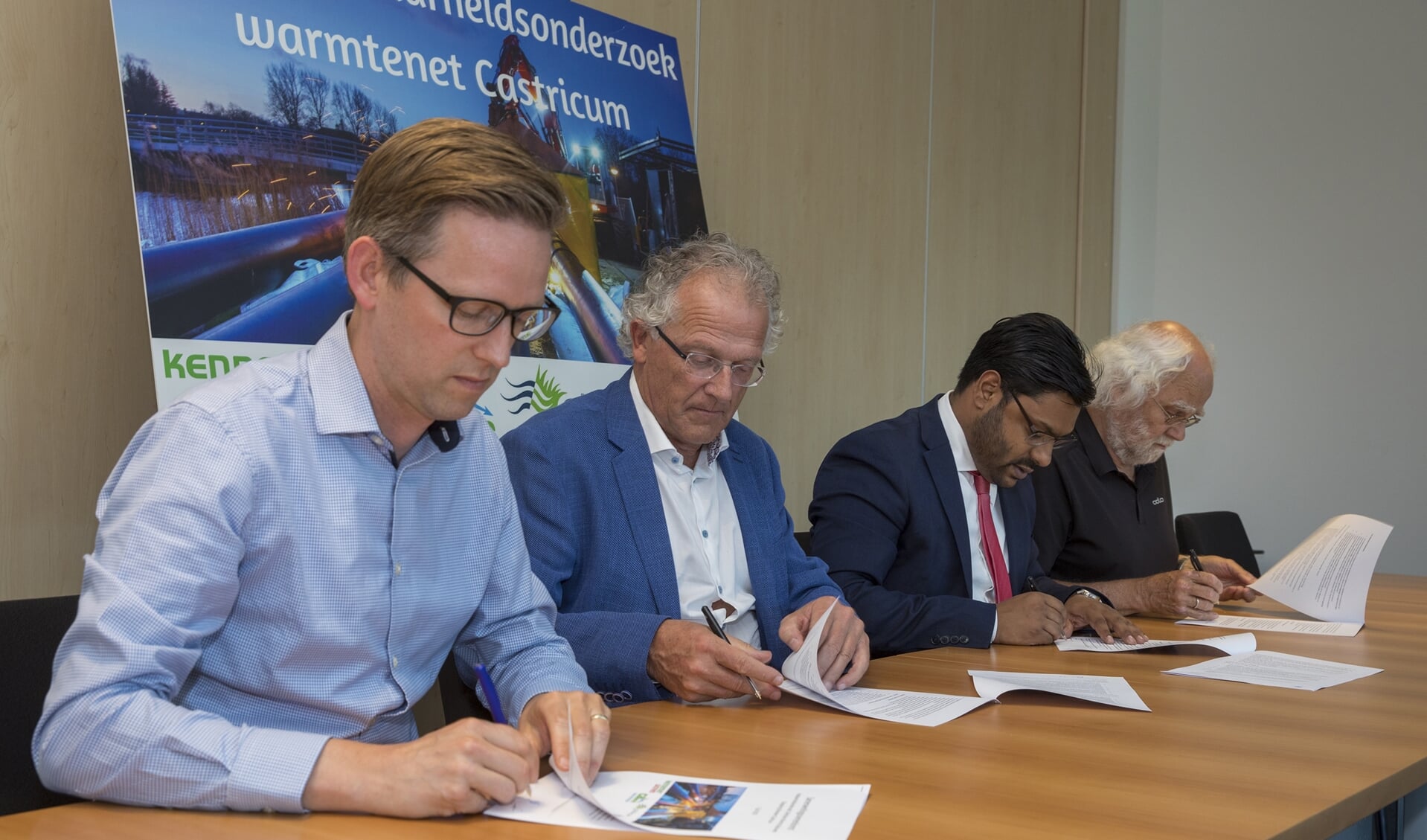Ondertekening van de overeenkomst door Dick Tromp (Kennemerwonen), Falgun Binnendijk (gemeente Castricum), Arie Dekker (Calorie), Marco van Soerland (HVC)